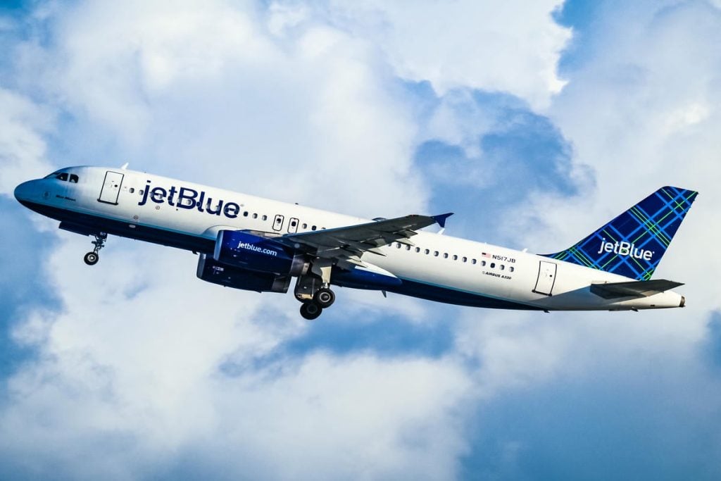 How JetBlue is Responding to FAA Flight Cuts